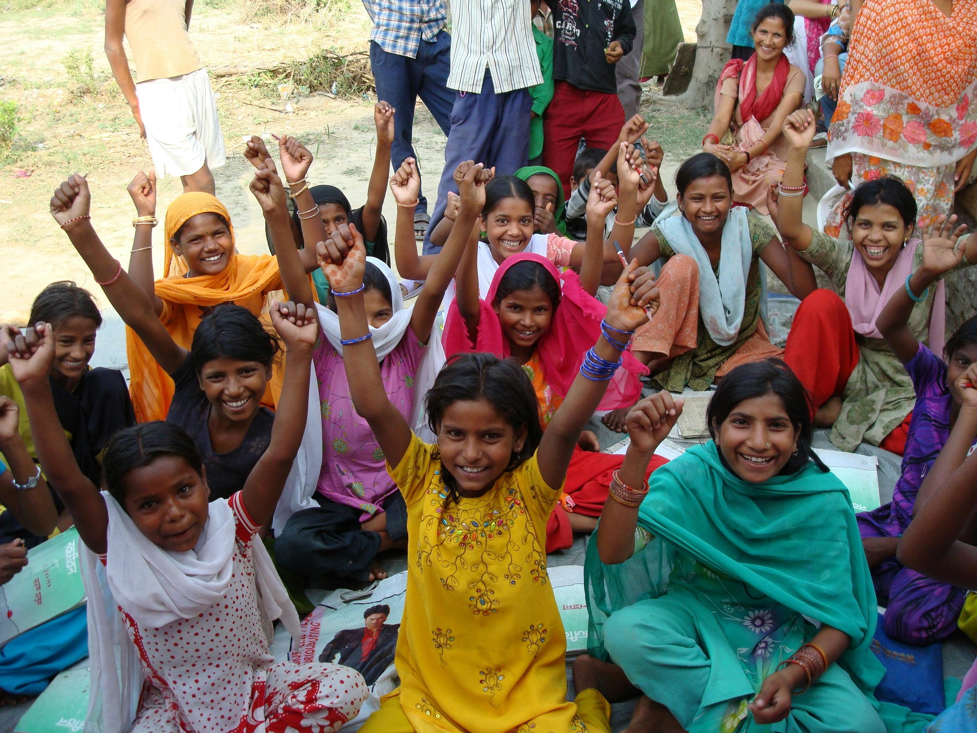 Glada skolflickor i Nepal