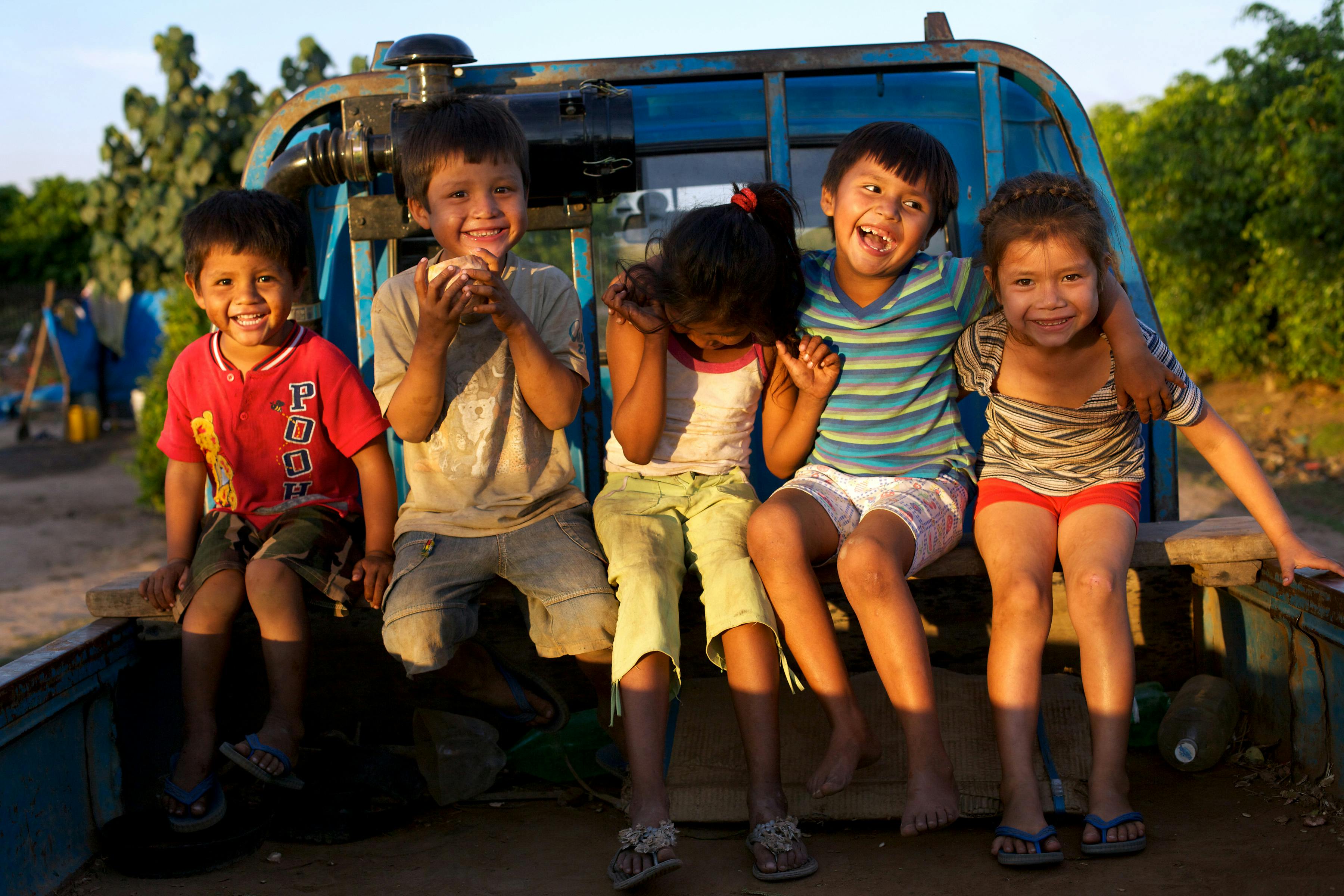 Barn på lastbilsflak i Bolivia