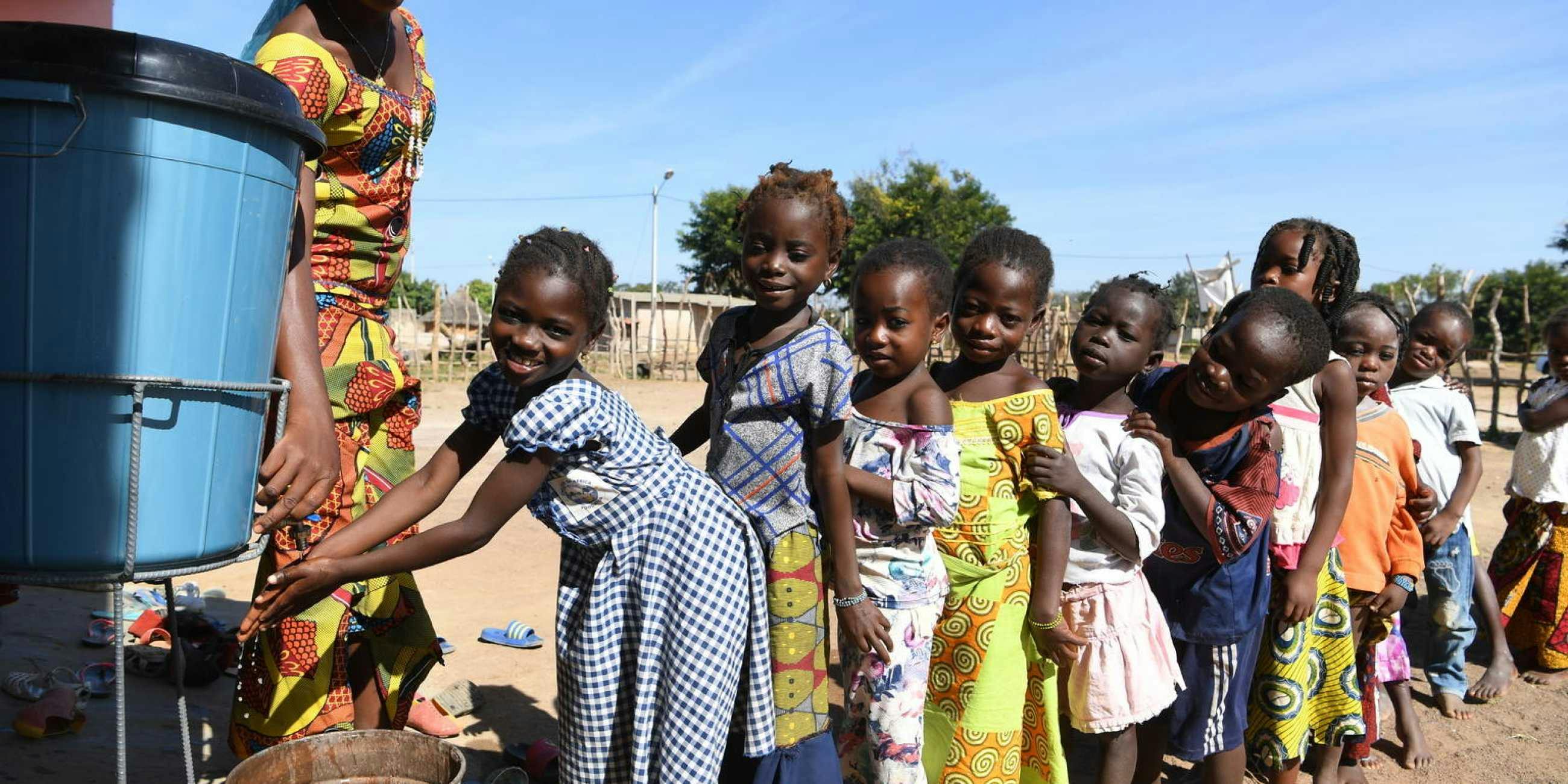 Barn som tvättarna händer utanför skolan, Elfenbenskusten. 
