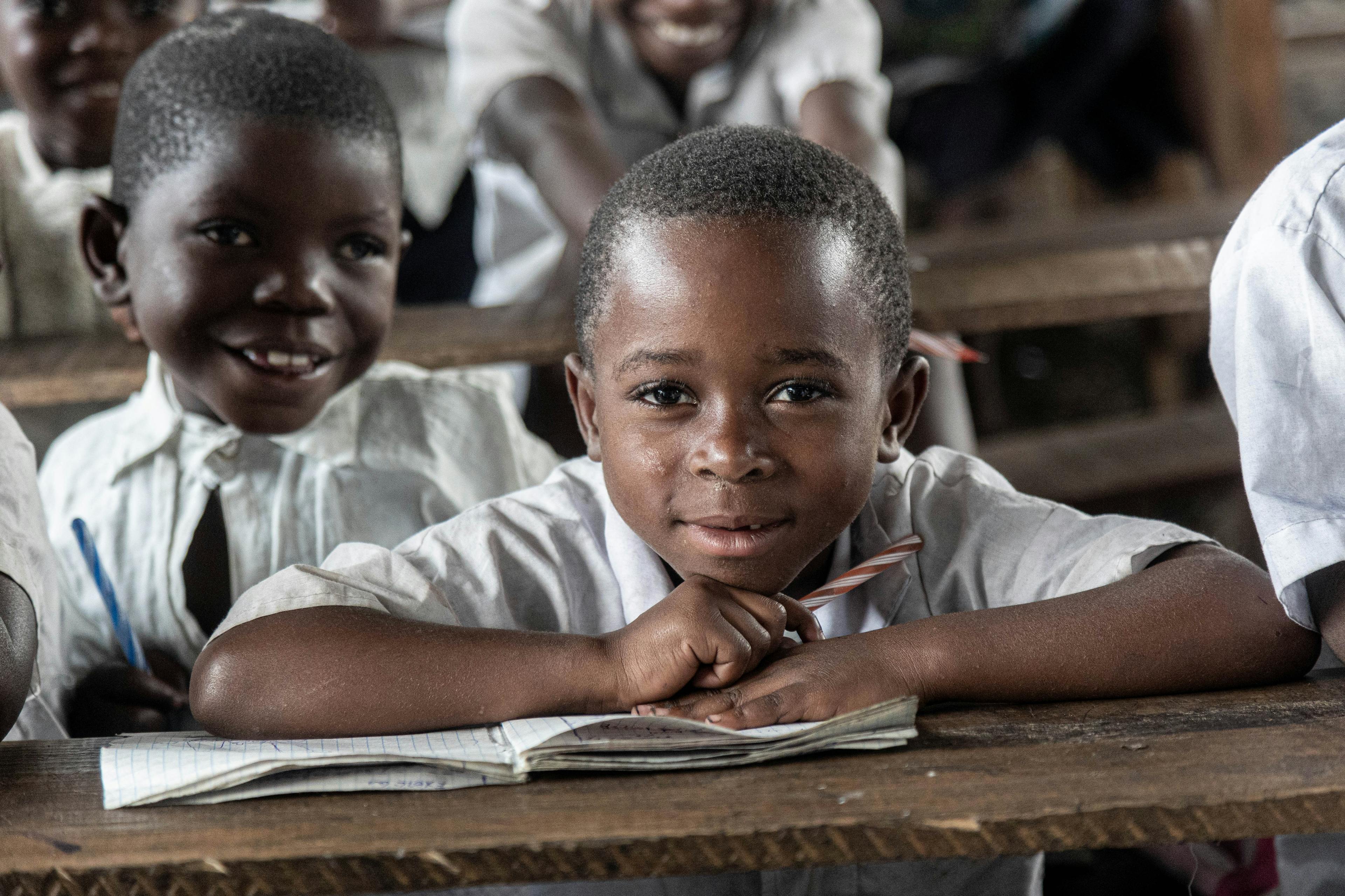 Pojke i klassrum - DRC 2024