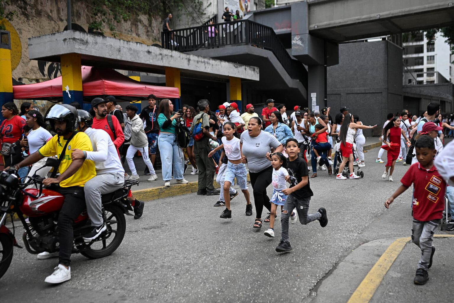 Familj som springer - Jordbävning - Venezuela 2026