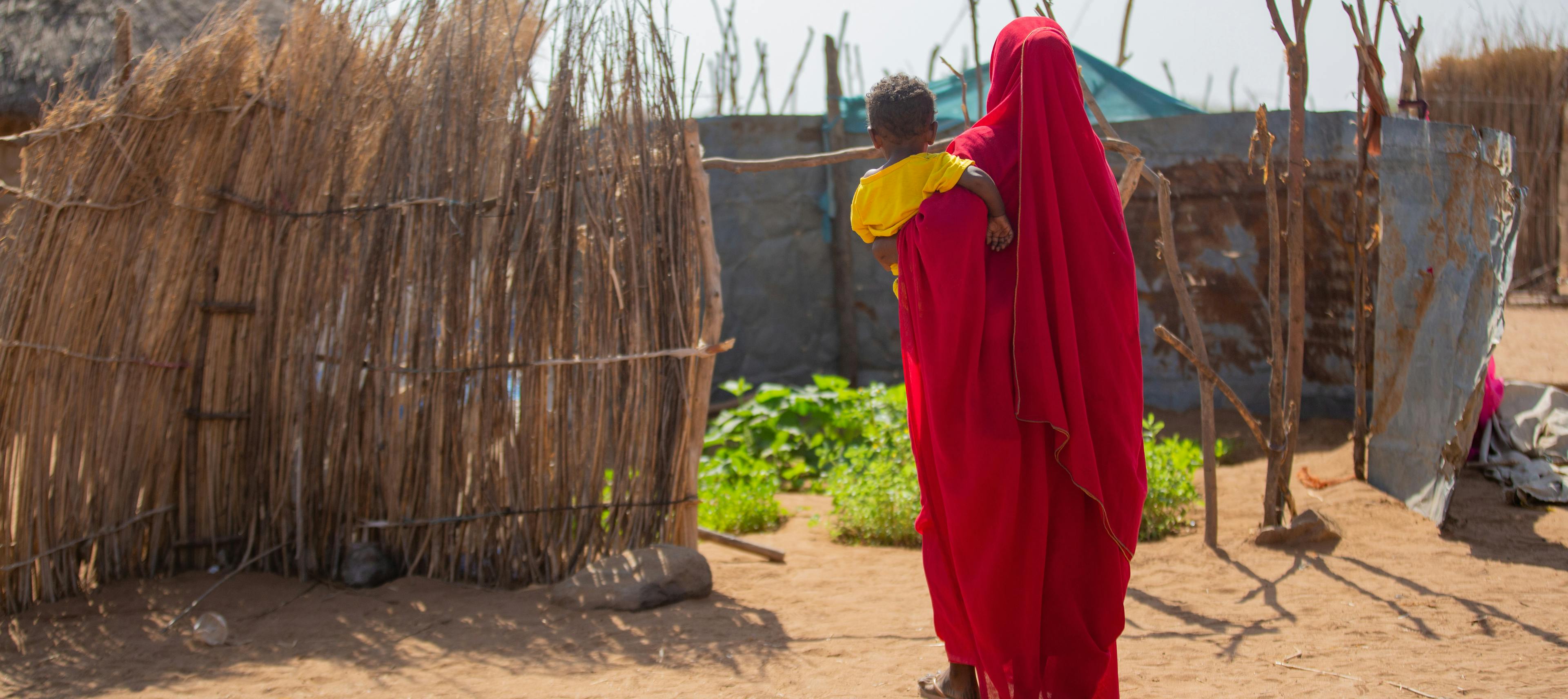 Mamma med barn - trädgård - Sudan 2023 