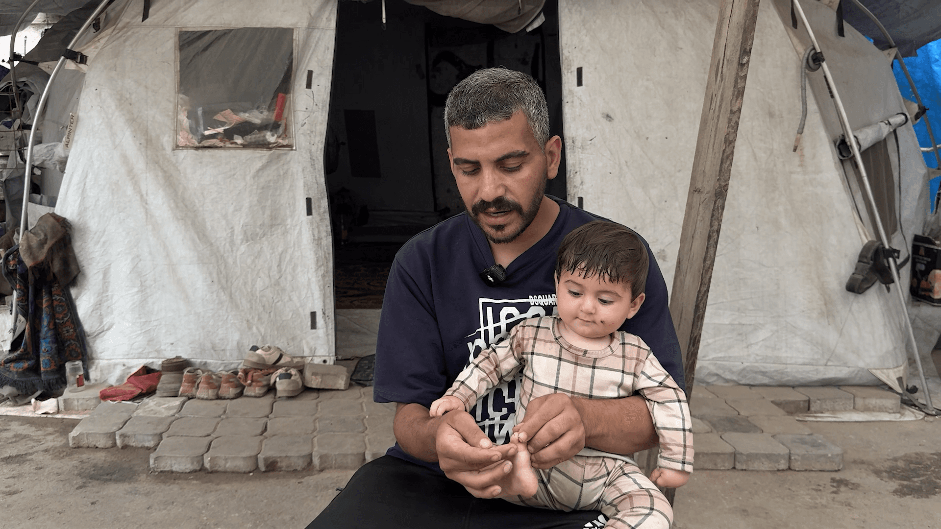 Barn i pappas famn - Gaza 2026 - mobile widget