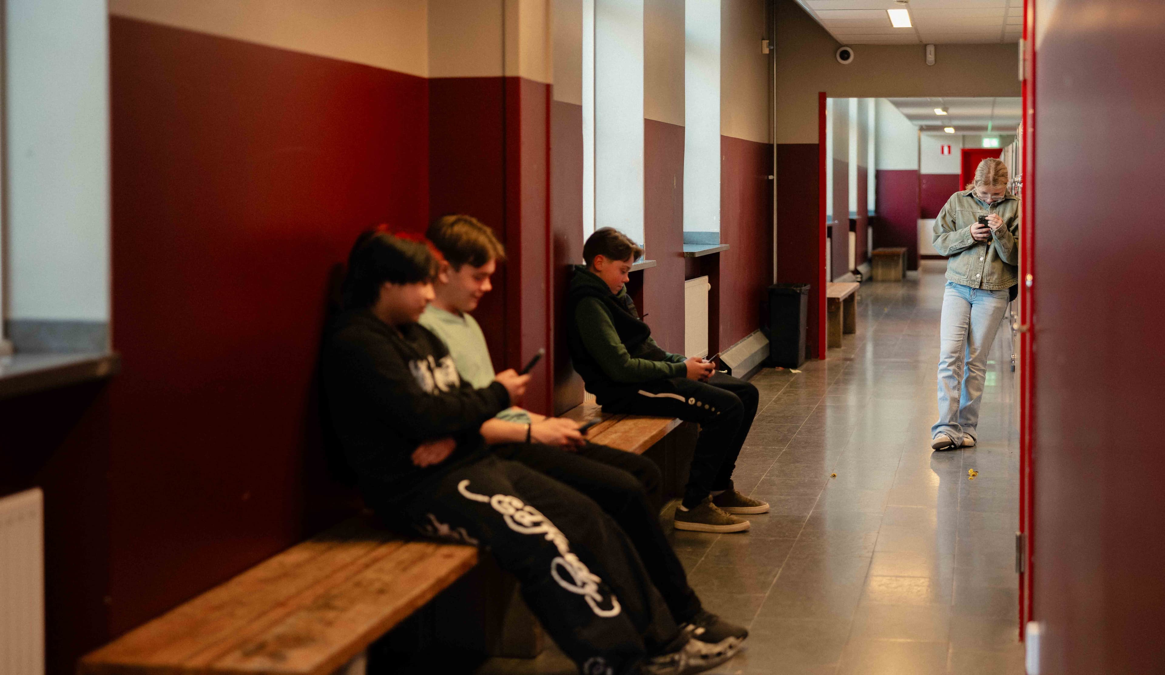 Barn använder mobiler i skolan - Sverige 2026