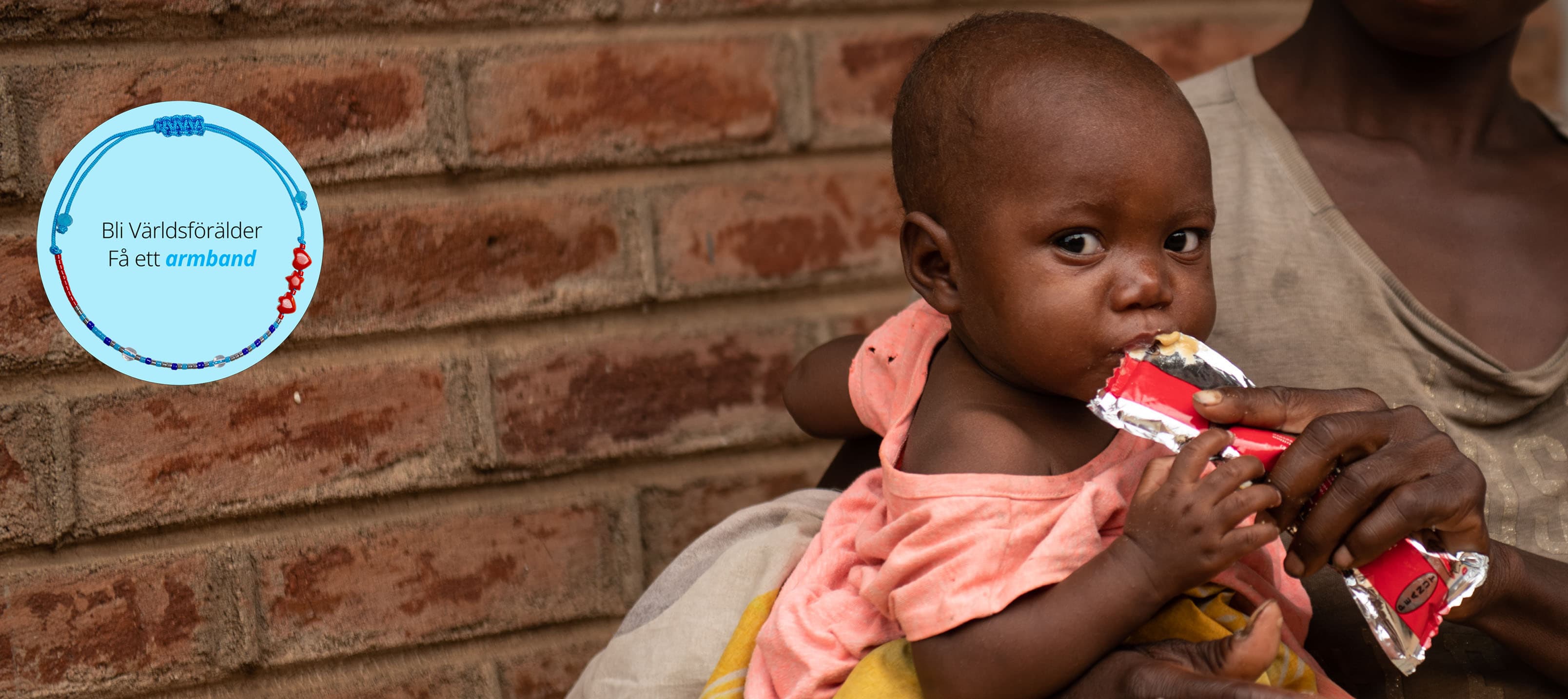 Barn med nötkräm / RUTF - i mammas famn - Malawi 2024 - cropped desktop – splash