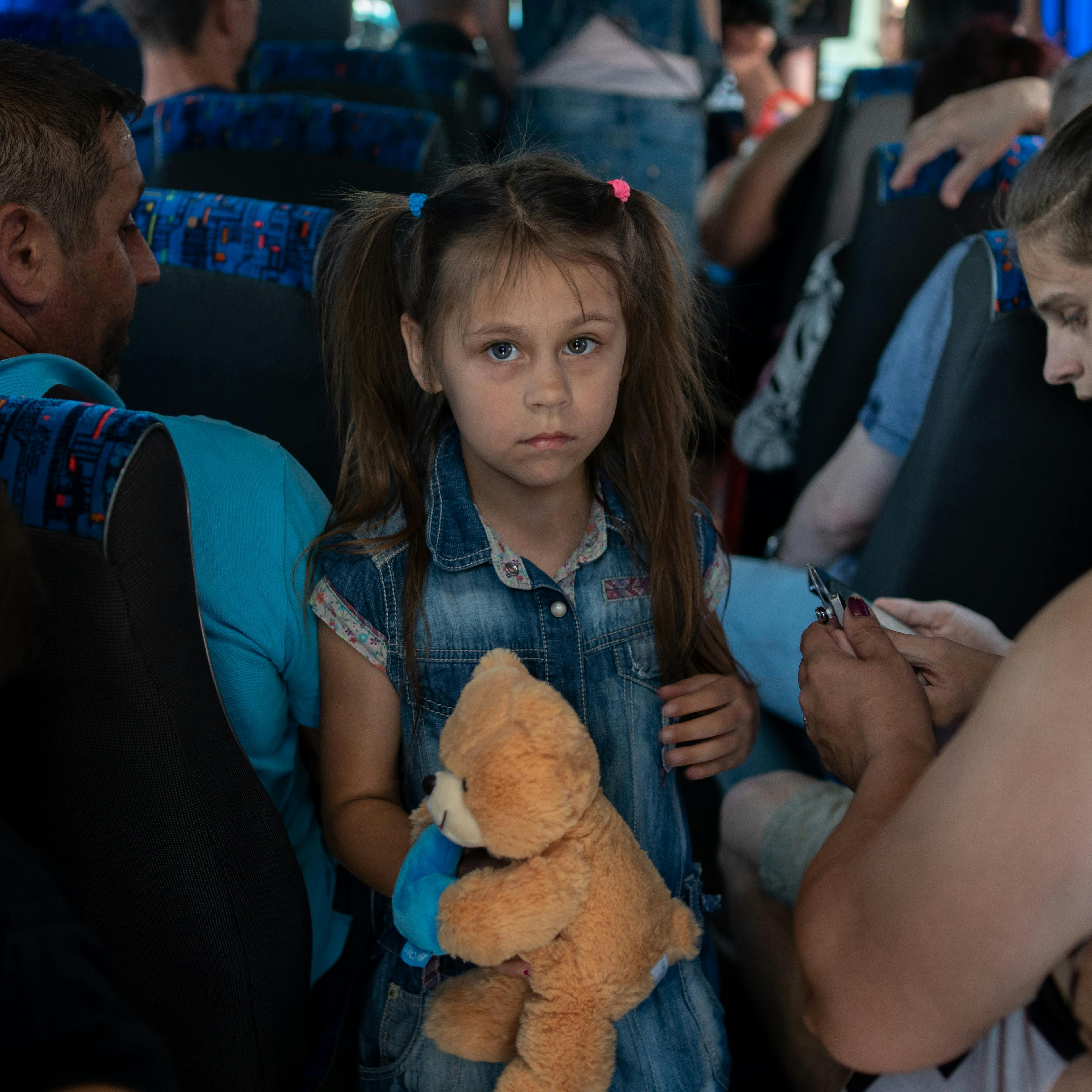 Flicka - Ukraina Evakuering - Juni 2023 mobil