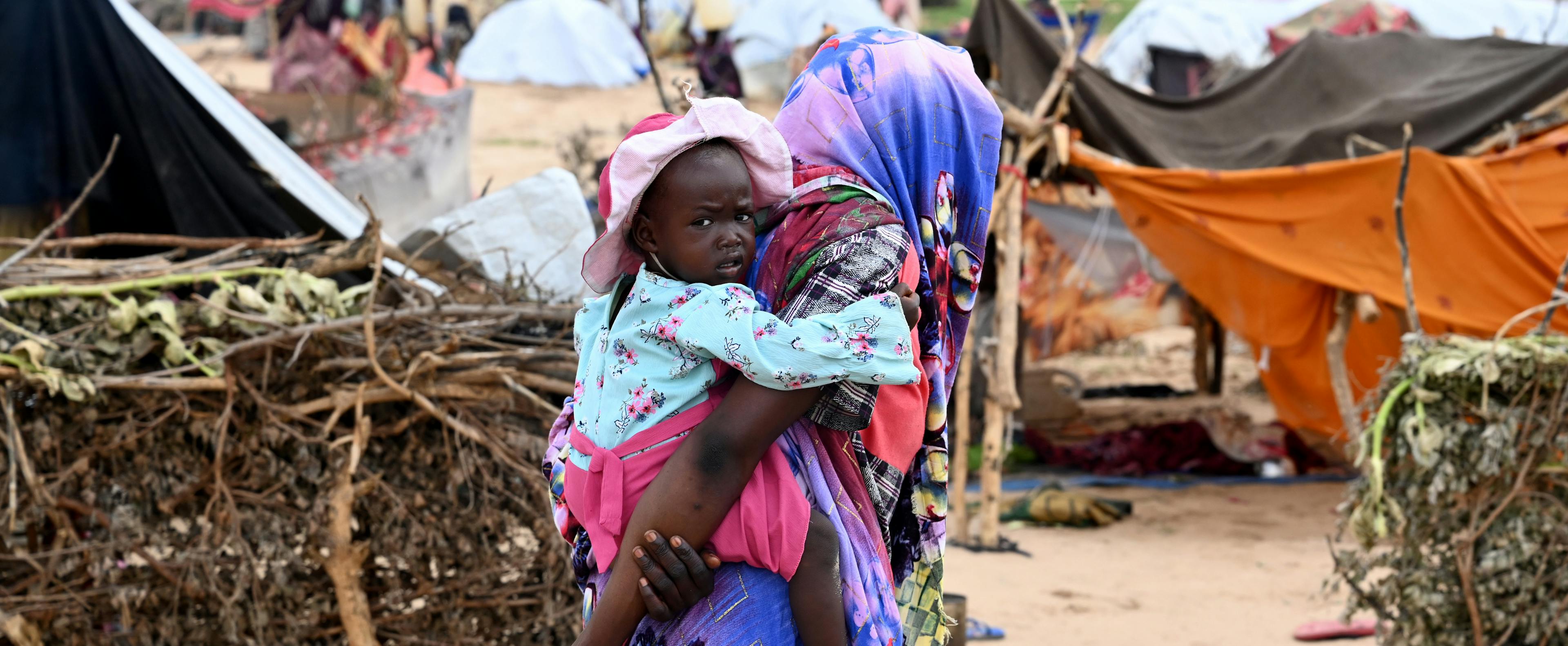 Mamma och dotter - flyktingar Sudan 2023