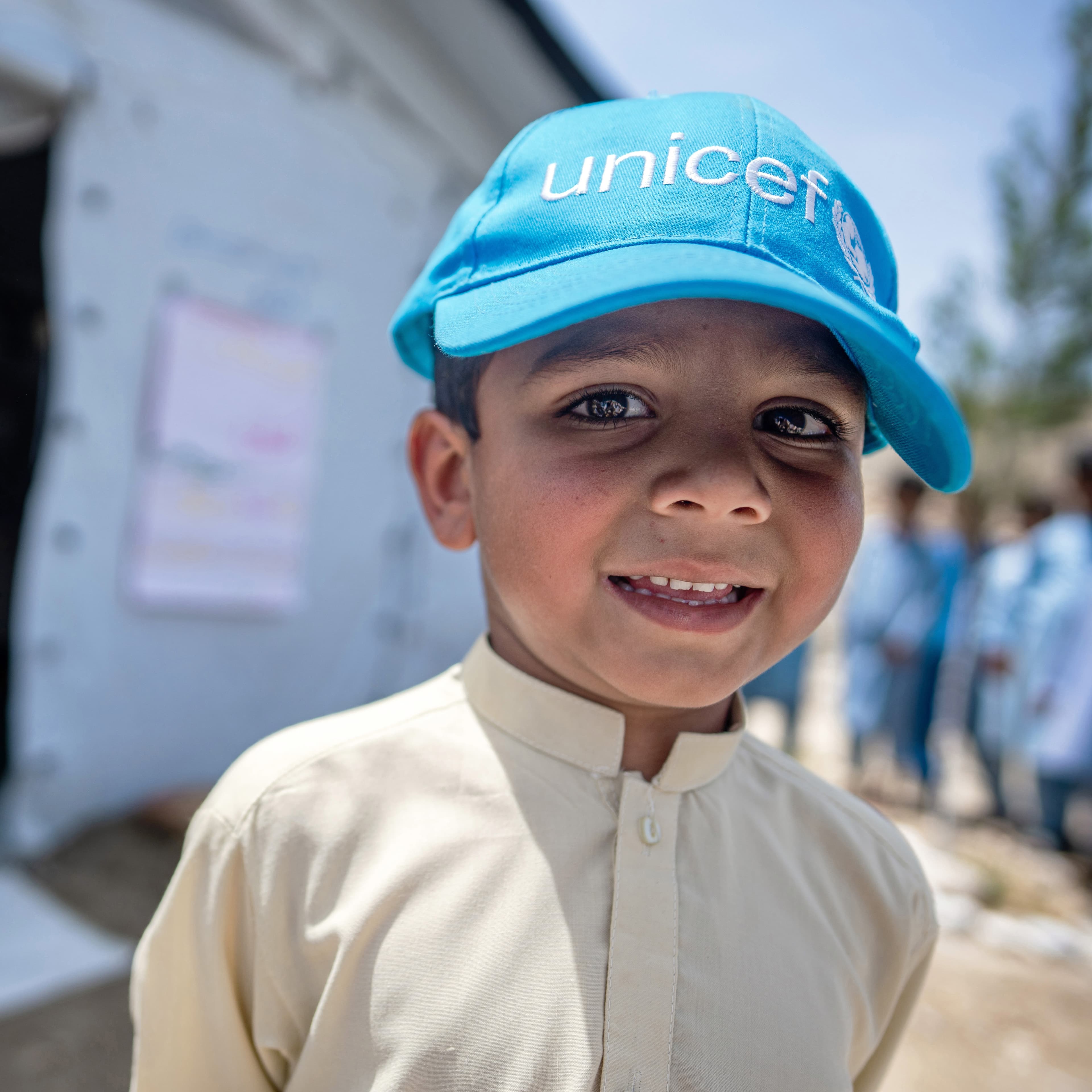 Barn med UNICEF-keps - Afghanistan 2024 - cropped square