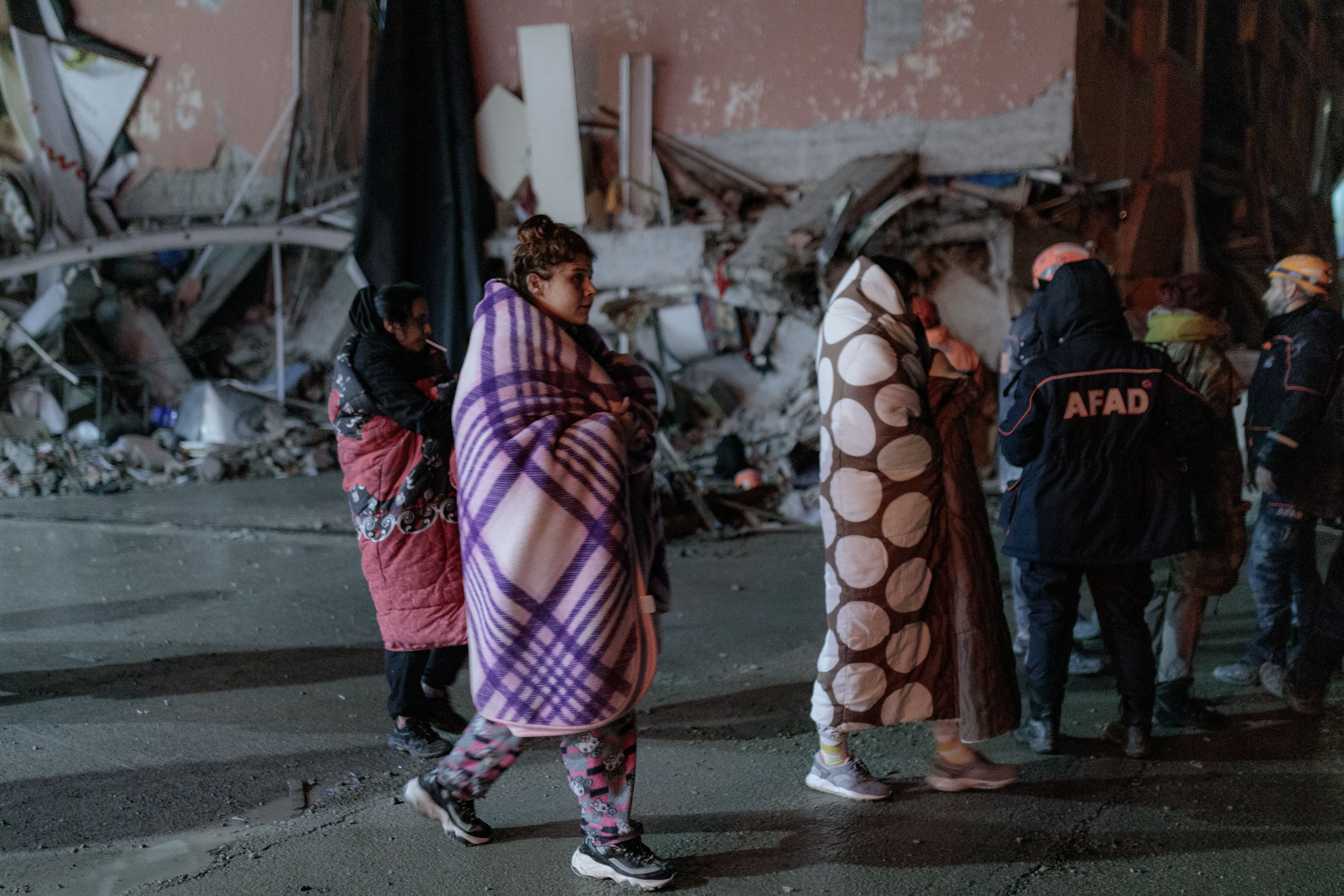 Barn inlindade i filtar i Turkiet