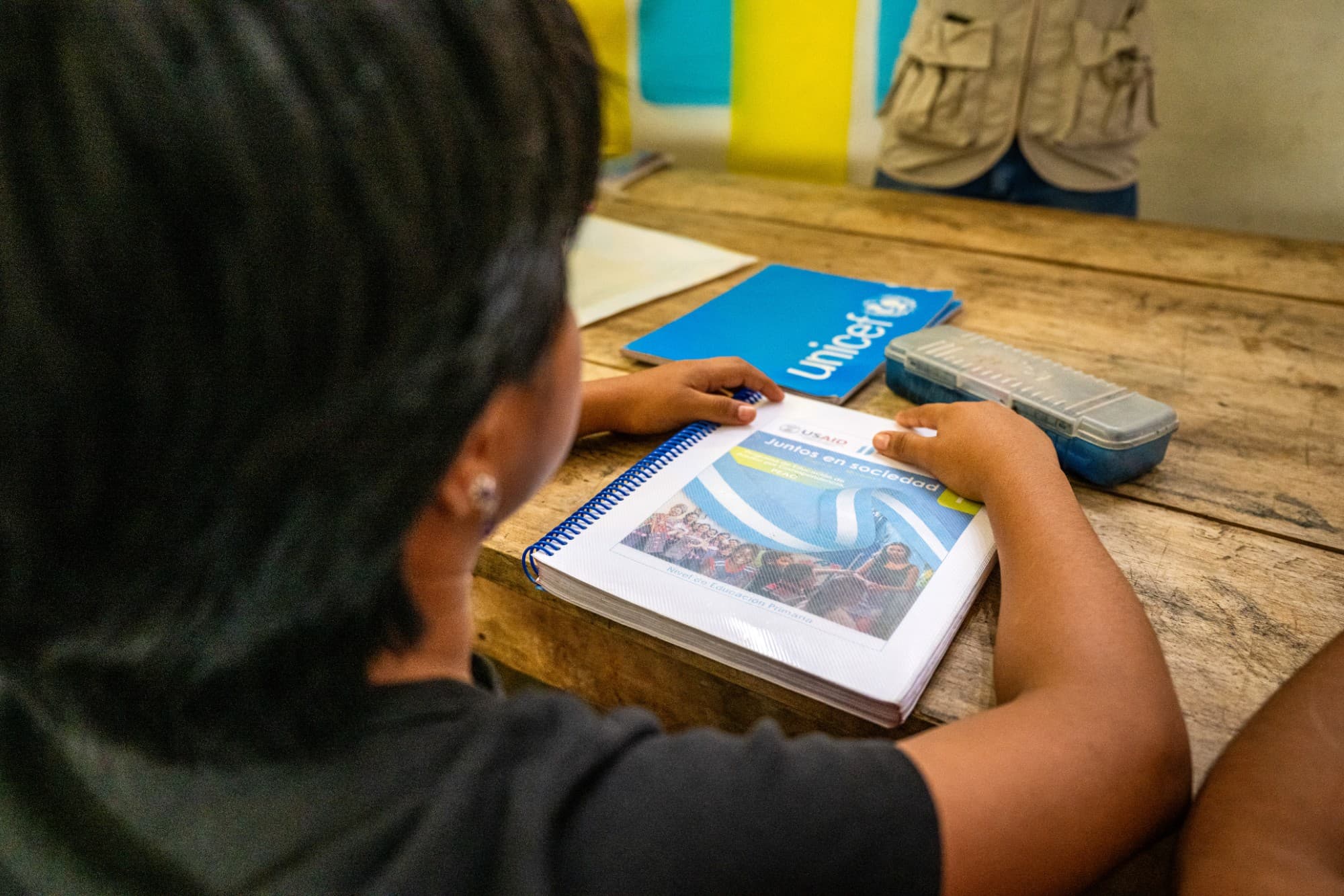 Anonym flicka i klassrum – Mercedes - Guatemala 2024