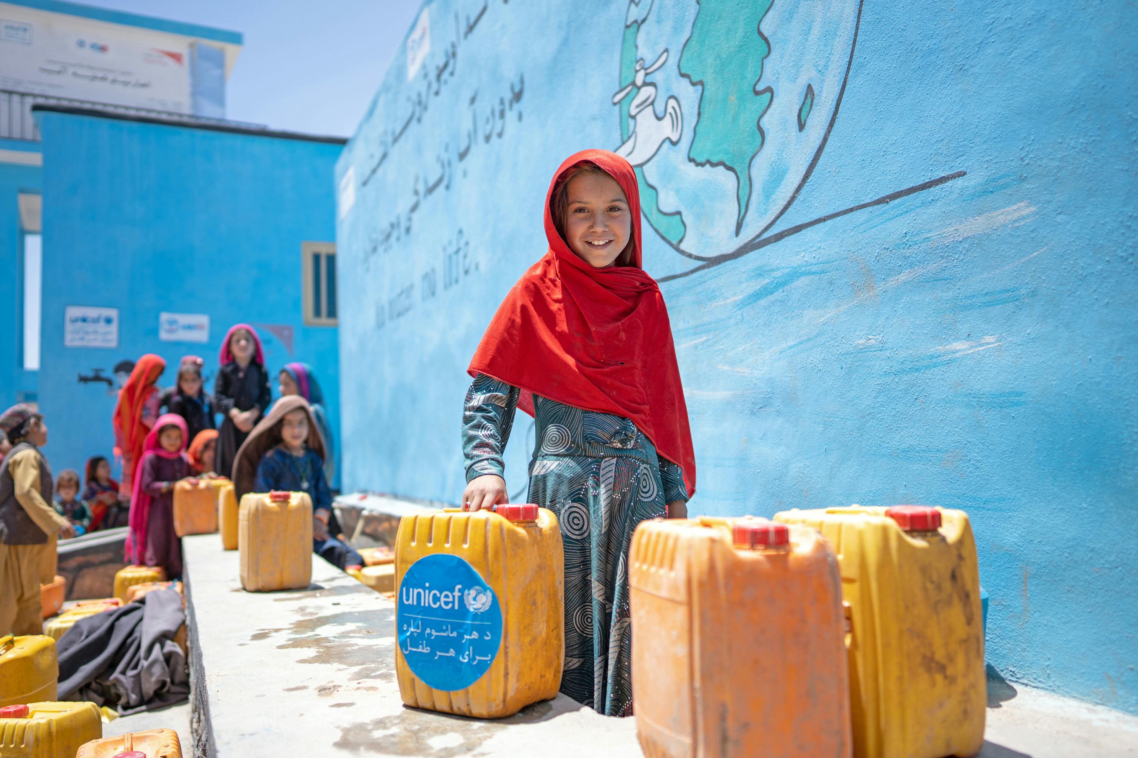 Flicka - Vatten - Afghanistan -2022