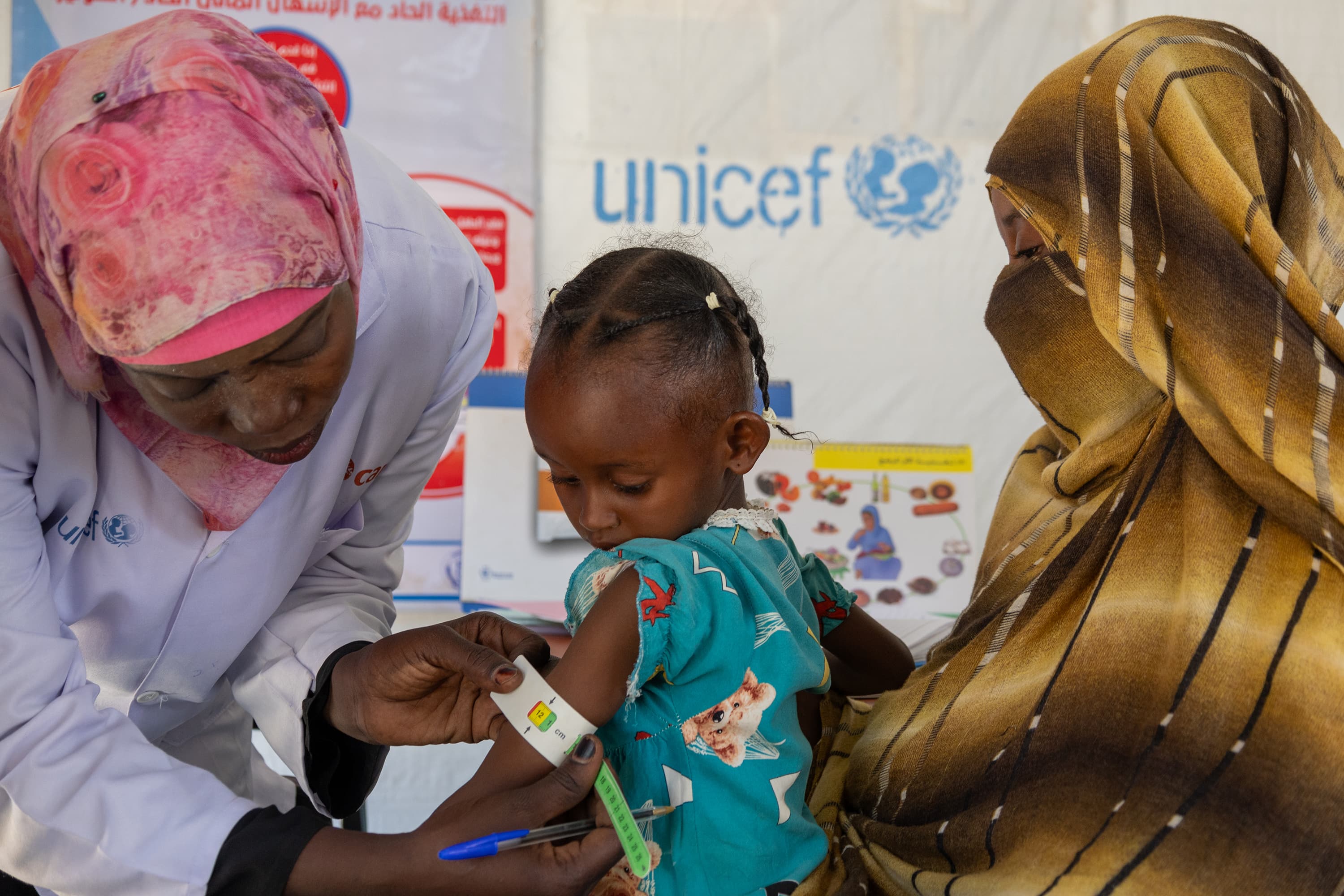 Barn med MUAC - UNICEF-klinik - undernäring - Sudan 2024