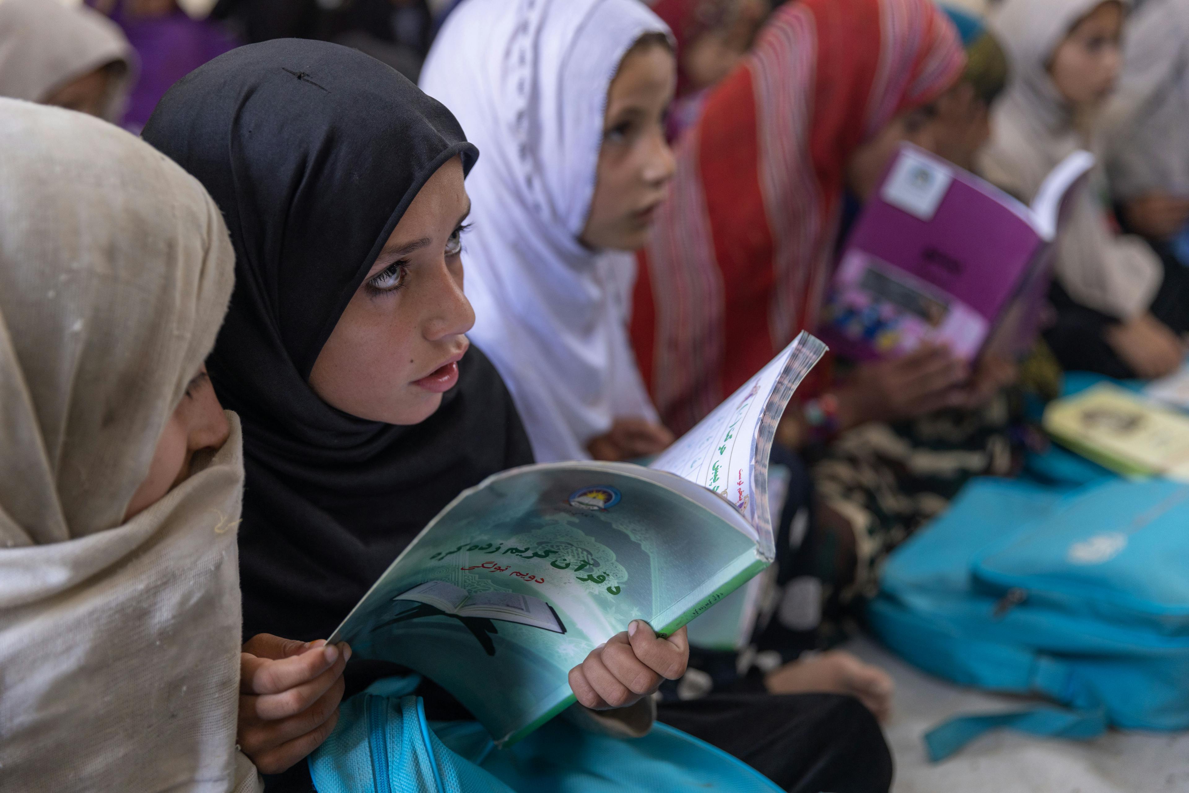 Skolflicka i klassrum - Afghanistan 2023
