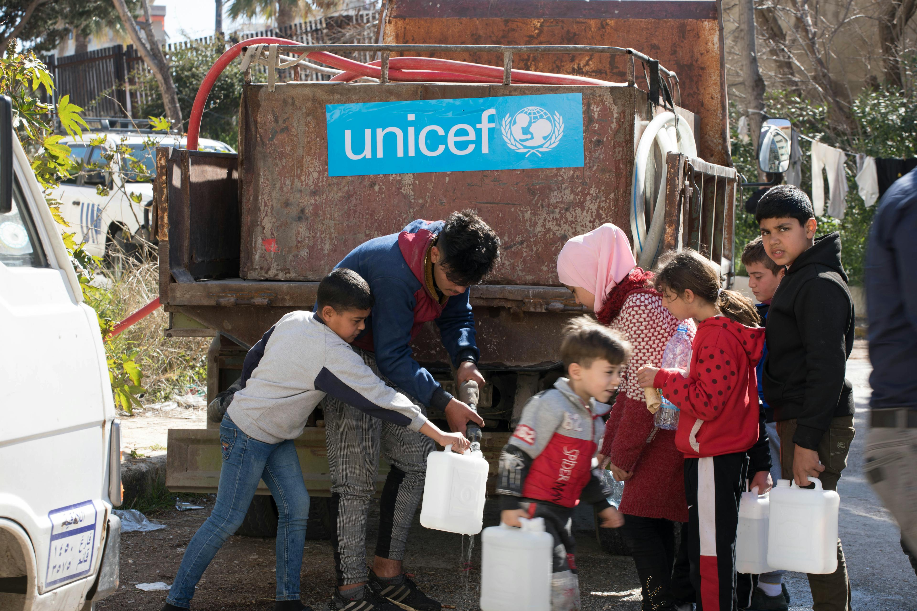 Vattenleverans - barn i Syrien 2023