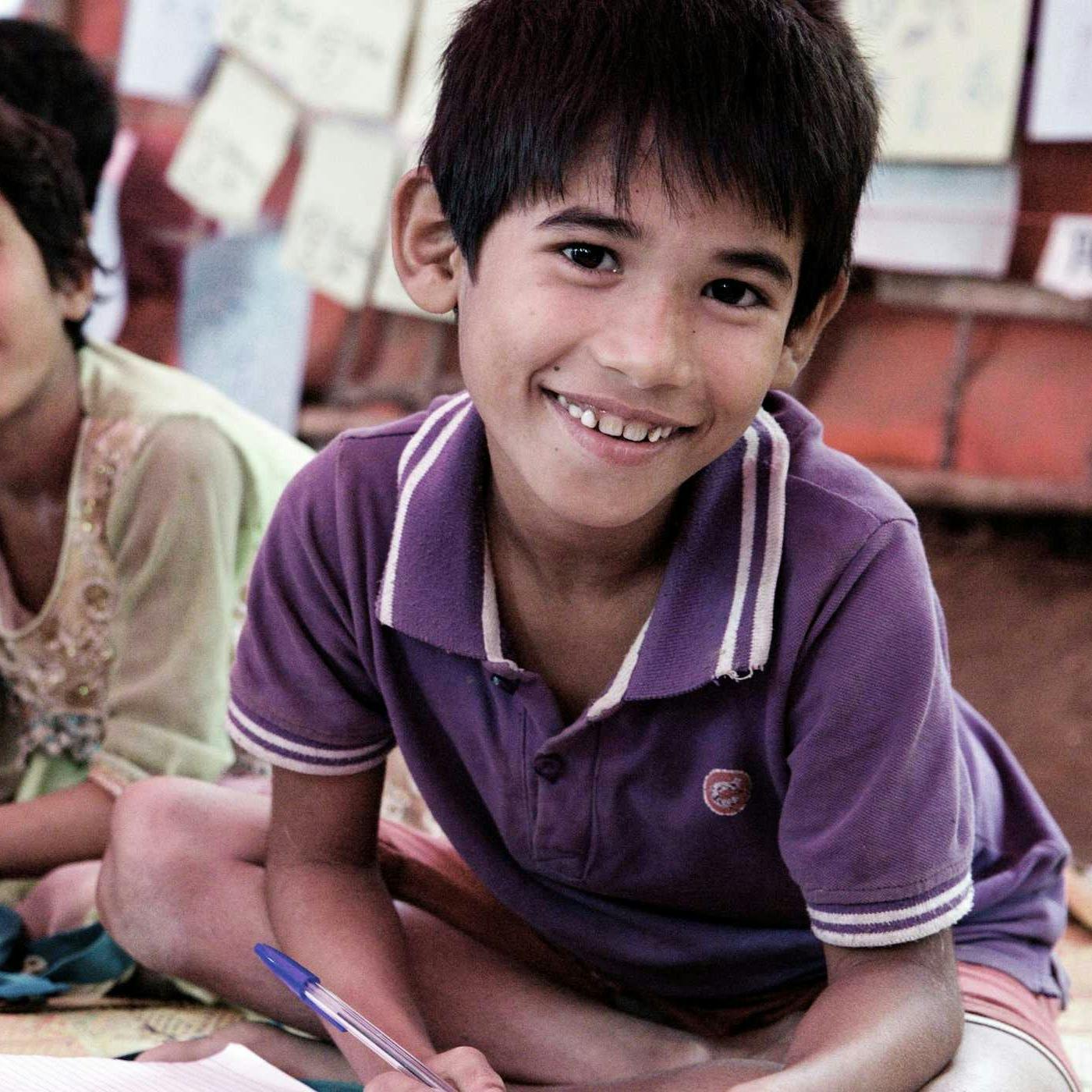 Imtiaz, sju år, har fått en ny ryggsäck och skol­material från UNICEF