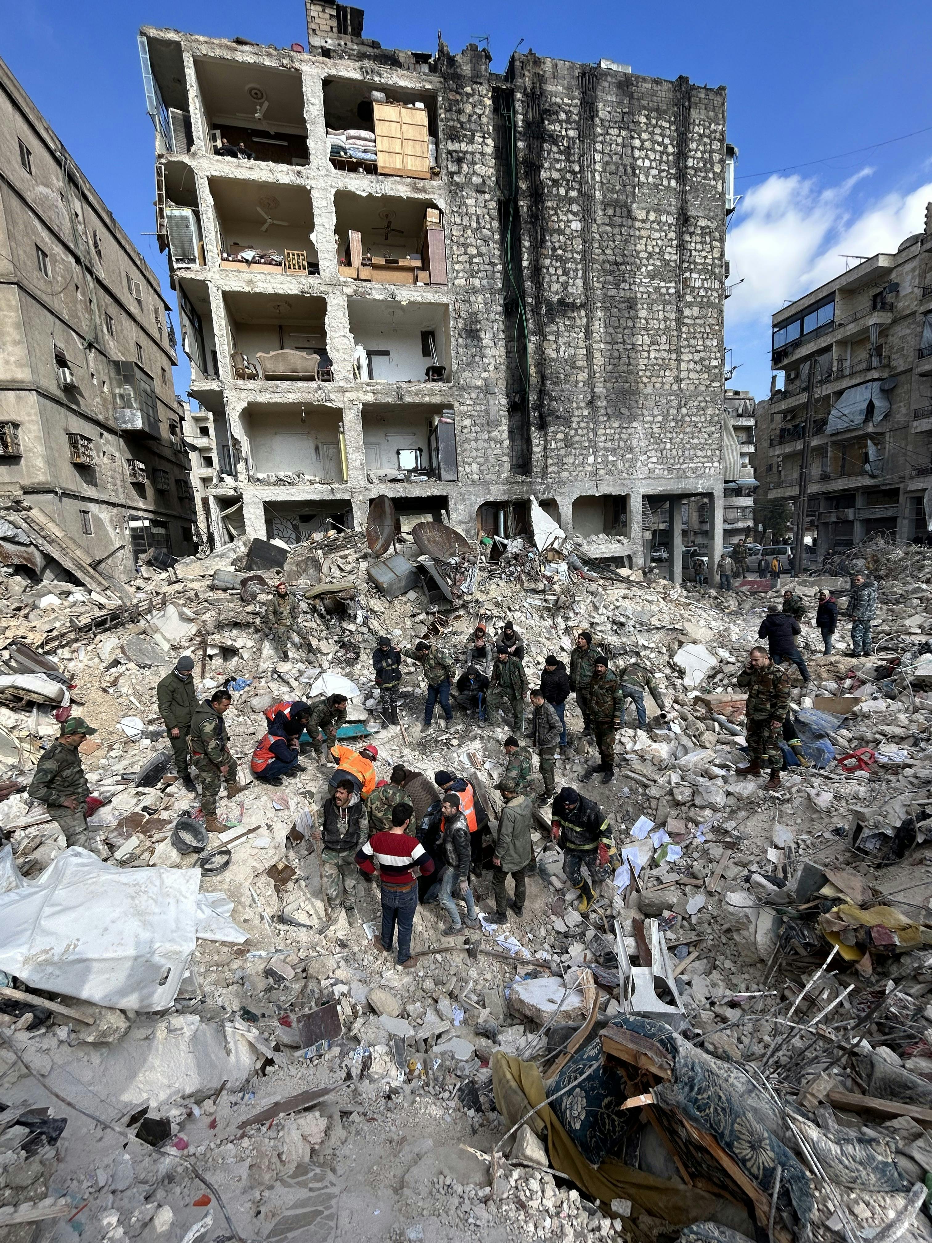 Personer i rasmassorna av ett bostadshus i Aleppo