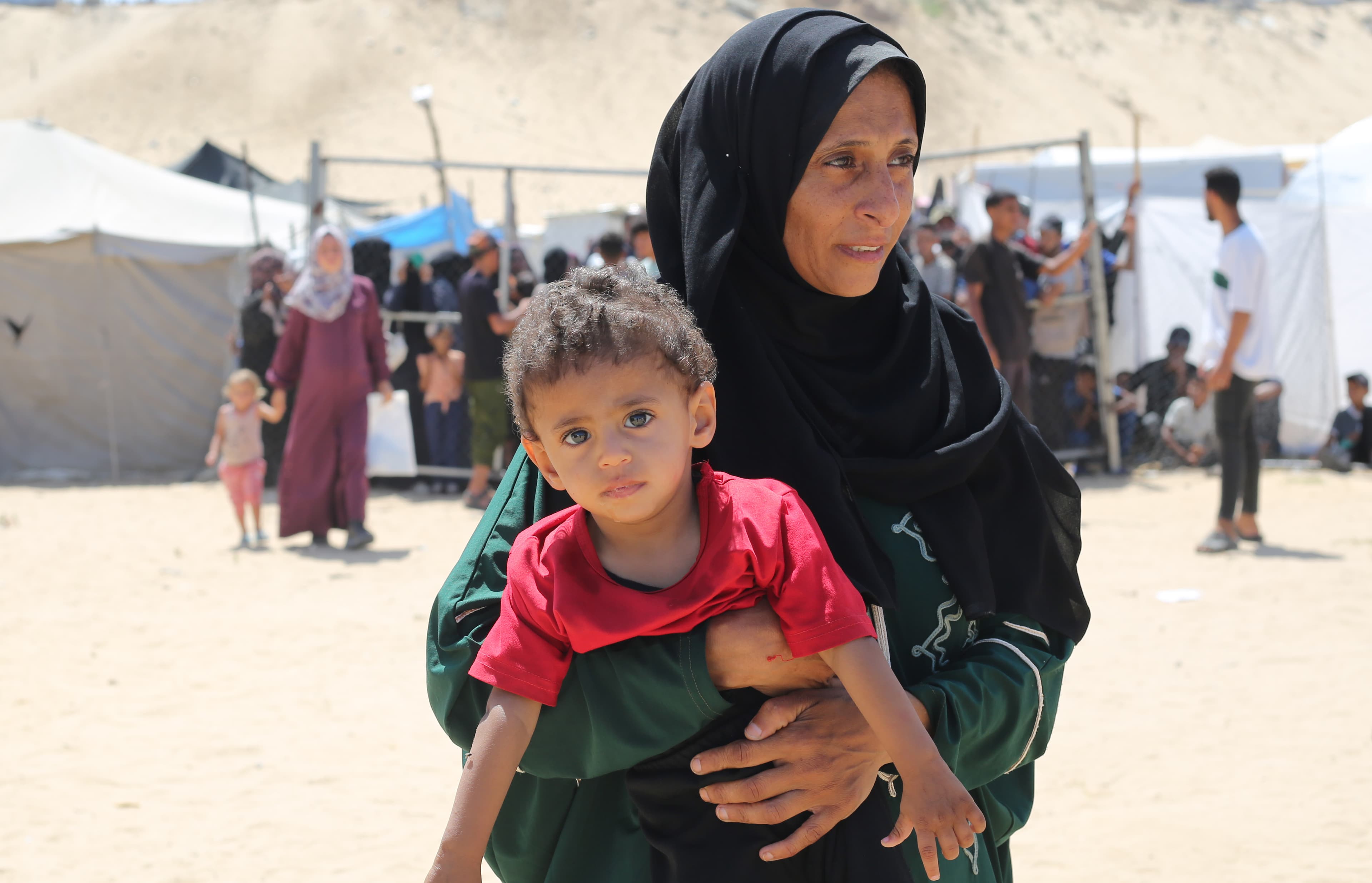 Barn i mammas famn - Gaza maj 2025 - cropped mobile