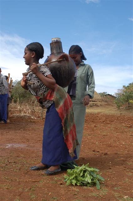 Flickor med vattenkrus