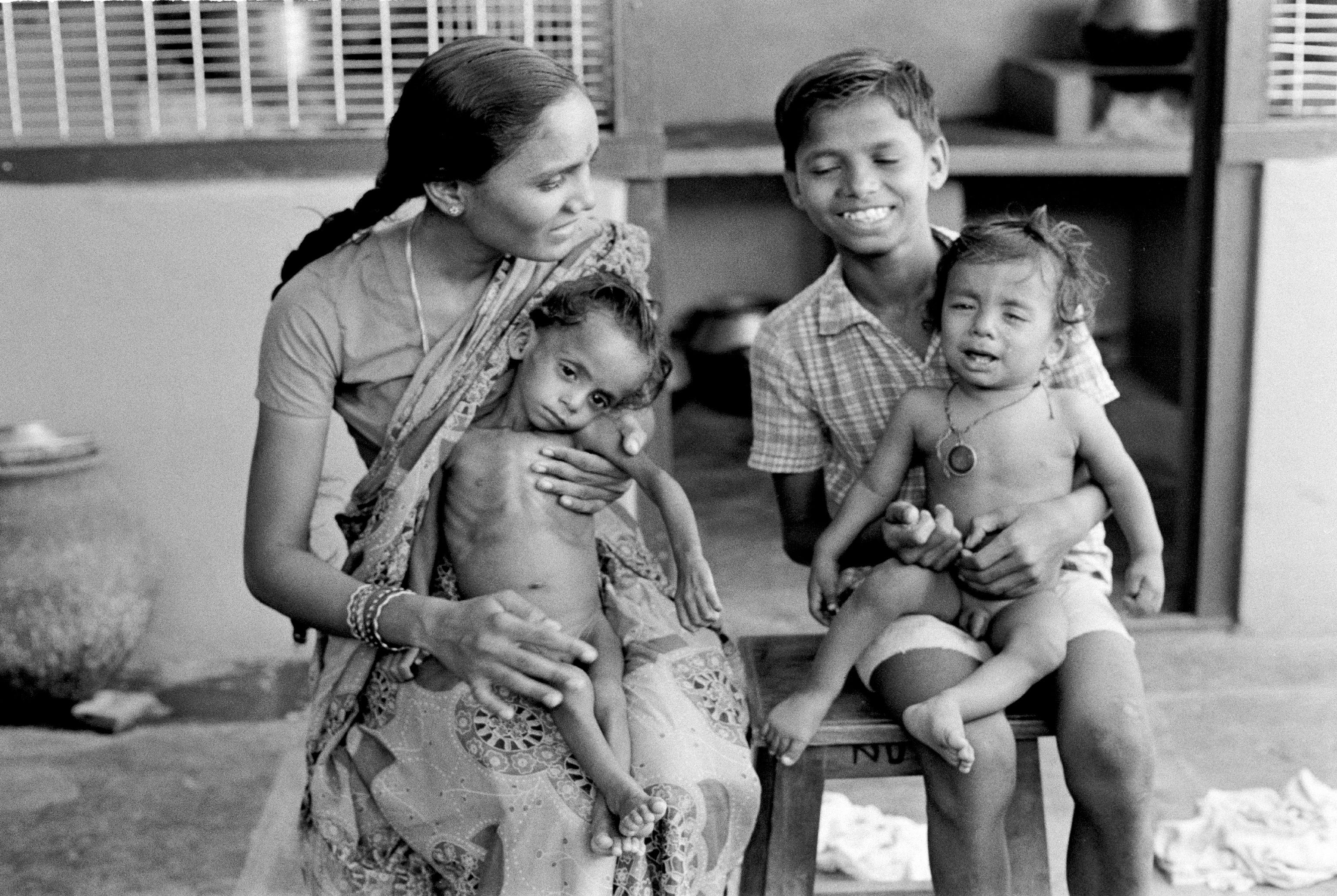 kvinna i indien med barn 1973