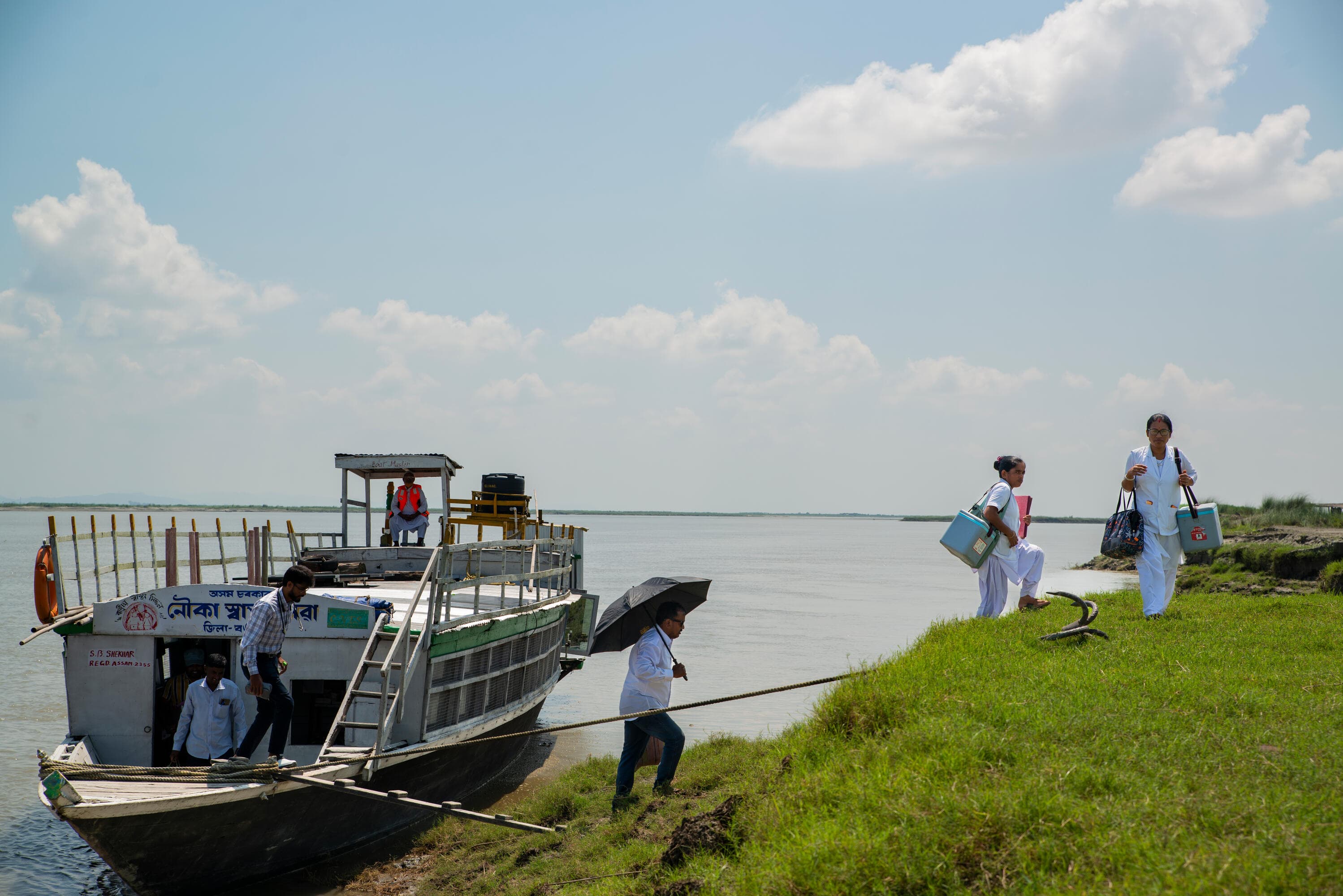 Hälsoarbetare levererar vaccin - Indien 2024